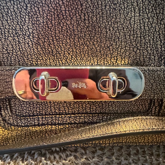 🌟Coach Metallic Gold Crossbody or Shoulder Bag with Unique Gold Buckle Closure🌟 - Picture 3 of 10